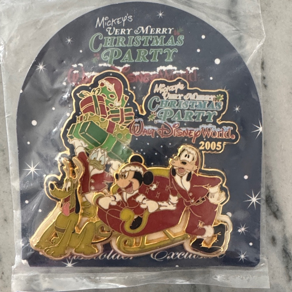 Disney Festive Holiday Pin Collection - Picture 2 of 3